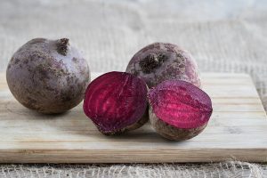 Raw whole and sliced beets